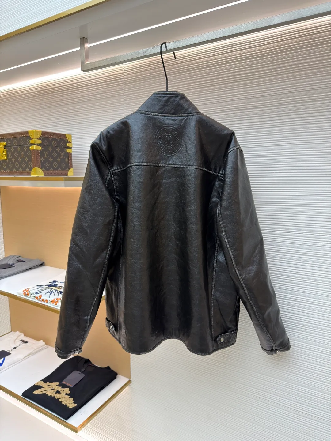 LOUIS VUITTON Four-corner v-neck zipper leather jacket ●Original version: Purchased and developed by 52954 ●Item number: 1681308-C95 ●Fabric: leather fabric ●Technology: made on positioning cutting machine ●Color: black ●Version: fitted version ●Weight: about 1105 grams ●Size: 46-48-50-52 ●Description: Exclusive high-end version! The v-neck cut is really nice. The zipper is a custom-made puller. The texture is immediately visible. The loose fit is super slimming on the upper body and is very tolerant to the body shape. In this season, this jacket is a versatile item that needs no introduction. It is cool and sassy. It is a must-have for fashionable streetwear! The upper body is very handsome. The custom-made soft leather fabric and the craftsmanship details are perfect. It is really easy to wear ~ Highly recommended! The overall wiring is straight and delicate, the fabric is comfortable and soft, and the color is consistent without color difference. It can be matched with the same style to create a fashionable look and control various occasions. Customized accessories, complete with three standards, same style for men and women!